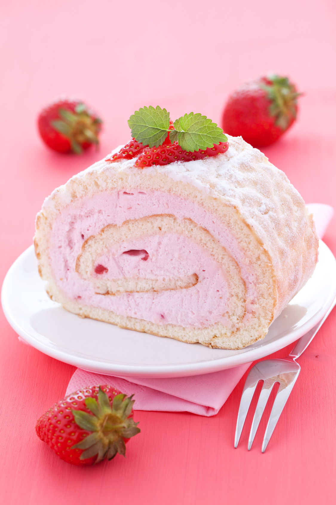 fruchtige Biskuitrolle mit Erdbeerfüllung / fresh swiss roll with strawberry filling